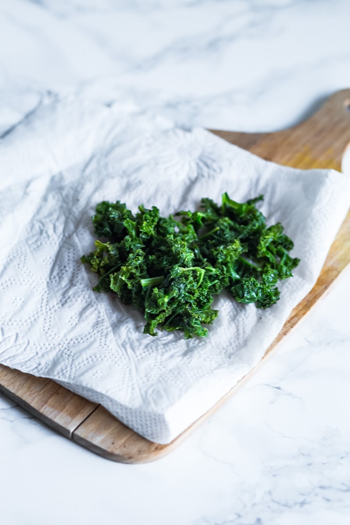blanched kale on a paper towel